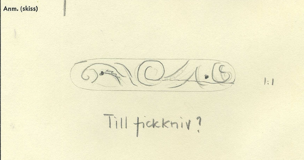 Avlångt beslag av ben med stiliserat rankornament. Graverad.