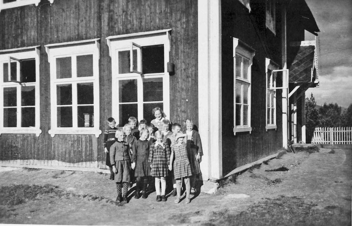 Gruppebilde, personer, klær, bygning. 