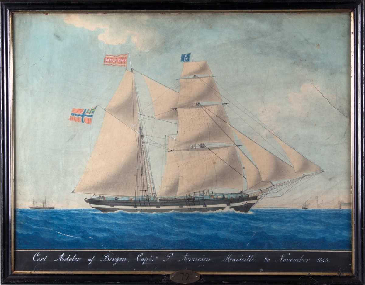 Skonnertbriggen CORT ADELER utenfor Marseille. Skipet har malte kanonporter, og i bakgrunnen sees et dampskip. Skipet fører signalflagg X71, svensk-norsk unionsflagg i aktermast.