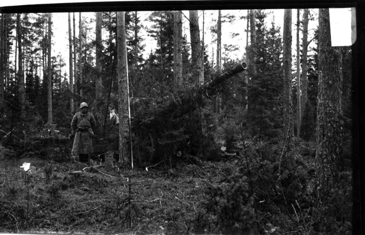 Kanon m/1934. 10,5 cm. A 6 övningsfält. Furir Bengt Holtz.