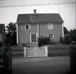 Ett bostadshus med staket, trappa och grind i Figeholm.
