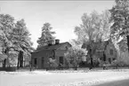 Fästningen, Minörskolan. Byggnaden stod färdig år 1892, den uppfördes ursprungligen som skolhus för utbildning av minörer. Huset är byggt med trappstegsgavlar.