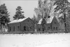 Fästningen, Minörskolan. Byggnaden stod färdig år 1892, den uppfördes ursprungligen som skolhus för utbildning av minörer. Huset är byggt med trappstegsgavlar.