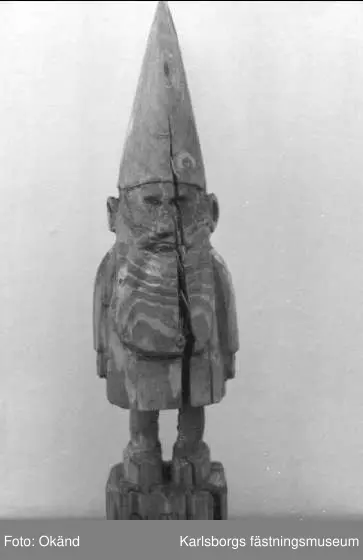 Karlsborgs museum. Utställningen "I sagans värld" år 1982 - 83.  Så här ser en tomte i naturlig storlek ut återfunnen omkr år 1200 i Nidaros (nuvarande Trondheim). Neg finns.