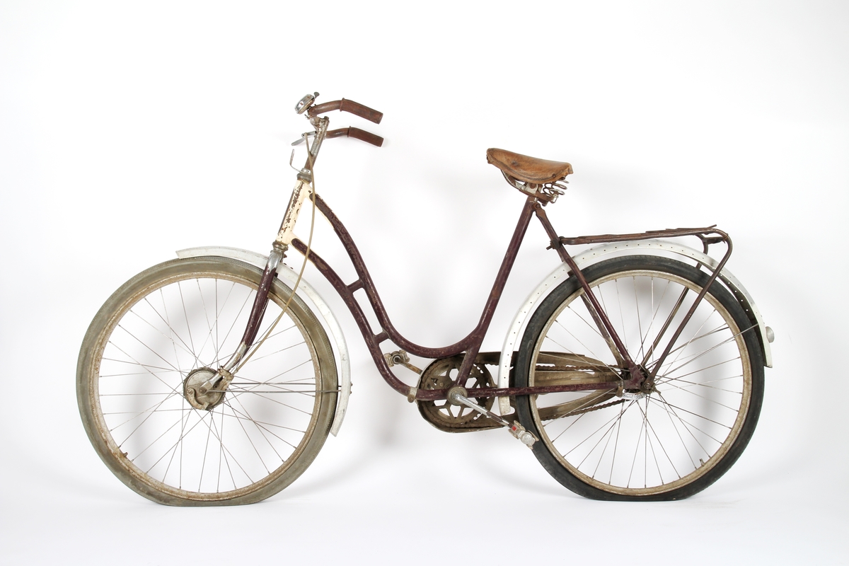 Svartlakkert damesykkel.