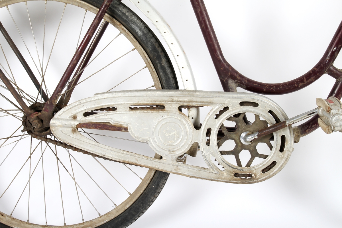 Svartlakkert damesykkel.