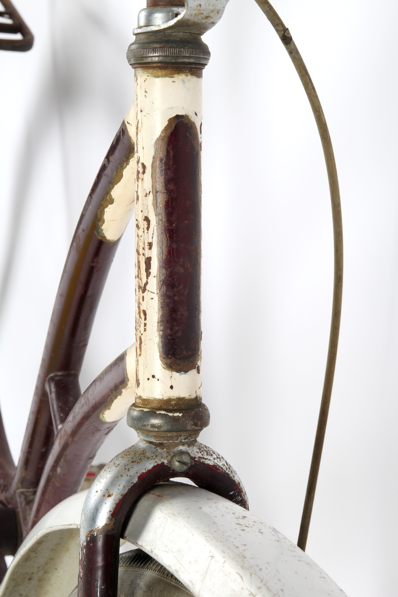 Svartlakkert damesykkel.