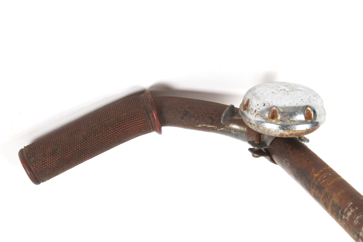 Svartlakkert damesykkel.