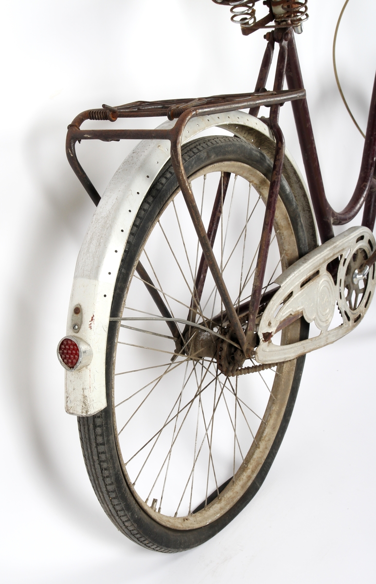 Svartlakkert damesykkel.