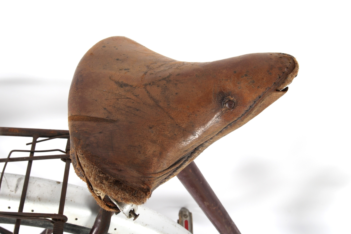 Svartlakkert damesykkel.