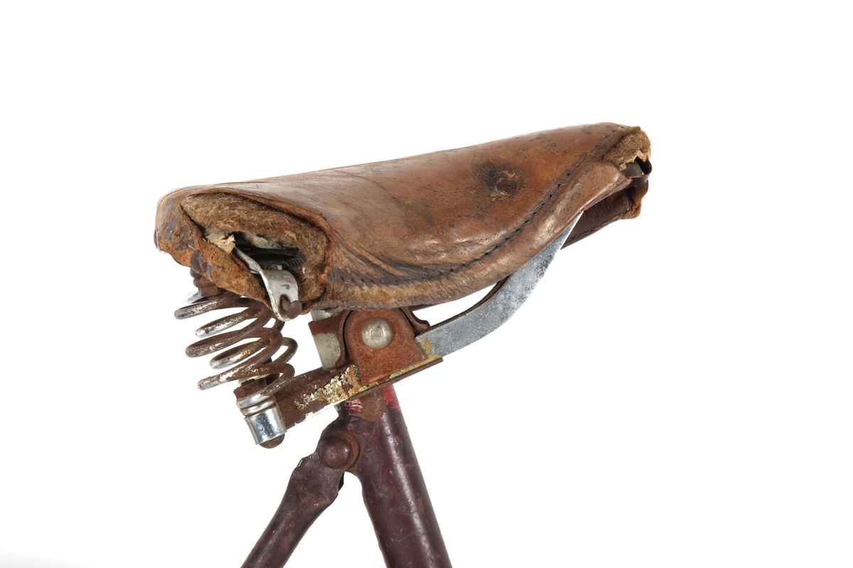 Svartlakkert damesykkel.