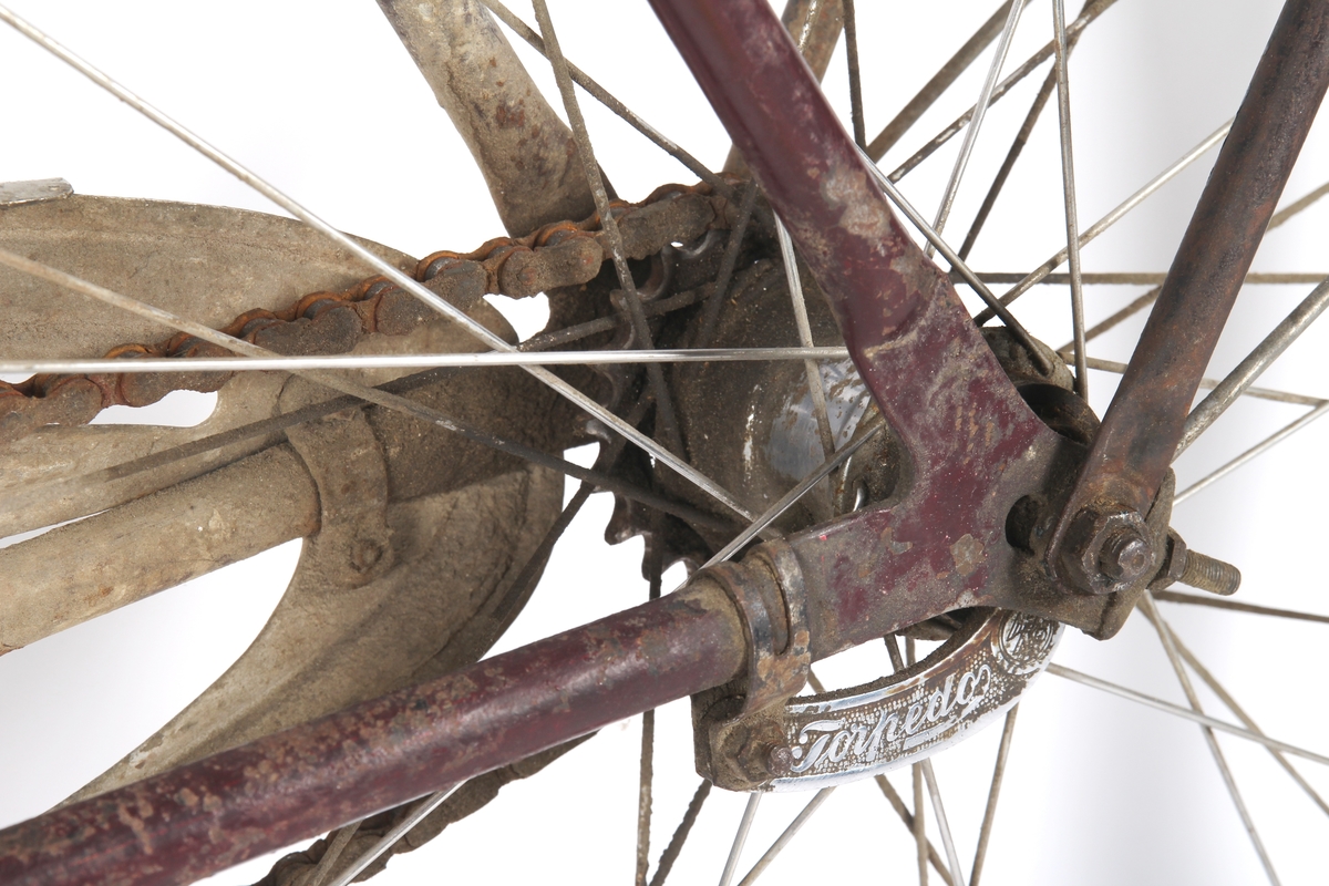 Svartlakkert damesykkel.