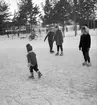 Skridskoåkning på Kristinaplan, Gävle, 1957.