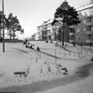 Kälk- och lådåkning i backen på Artillerigatan 8-12, Gävle, 1957.