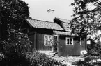 Gävle stad - Söder, Gamla Gefle. Tullbomsgatan 15, tidigare Södra Staketgatan 15. Kort taget före 1920-tal när huset byggdes ut och om till lägenhetshus.