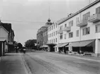 Hyttgatan i Sandviken. Längst upp till höger på bilden, Folkets Hus med Oskaria skoaffär och Sagabiografen hitom.