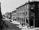 Drottninggatan. mot väster, i hörnet av Norra Centralgatan.