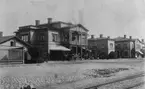 Hotell Fenix, bakom järnvägsstationen. Hotellet tillkom 1859 i samband med invigningen av Gefle-Dala järnväg. Sitt namn fick hotellet som lån från en populär Stockholmsrestaurang.
Vid Gävle brand 1869 skonades hotellet från ödeläggelse.