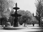 Gävle stad  Norr, Fontän i Rådhusesplanaden.
Fontänen skapades 1880 av Carl Johan Dyfverman och kröns av drottning Kristina, Karl IX:s gemål som hade Gästrikland som sitt livgeding (förläning).