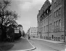 Södra Centralgatan med Centralbron. T.h. Murénska badhuset i kv Abborren. På andra sidan Grand Hotell i kv Lillån och till höger Sehlbergska huset i kv Norra Varvet.