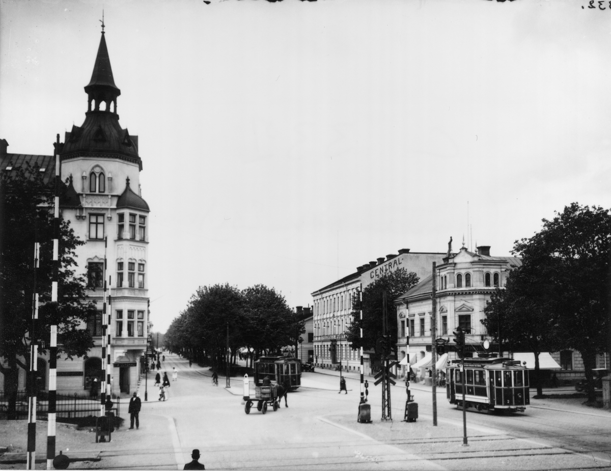 Nygatan. Järnvägsspåren syns i förgrunden.
