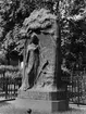 Gamla begravningsplatsen i Gävle.
Gravmonument över Karolina Själander, föreståndarinna vid Högre flickskolan i Gävle. Monument, av Ida Matton, tillkom 1903.