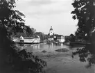 Gävle stad  Väster, Stadsträdgården.
Gavleån vid Stadsträdgården. Till vänster Kallbadhuset Najaden. Längre i bakgrunden Gävle Valskvarn och Heliga Trefaldighets kyrkas torn.