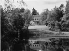 Vall, beläget väster om Gävle i Valbo socken, var under medeltiden
prästbord. Från 1602 var Vall kungsladugård under Gävle slott och därigenom kom dess avkastning att ingå i landshövdingens löneförmåner. Vall inkorporerades med Gävle stad 1919.

I början av 1859 blev Vall lantbruksskola. Som sådan tjänstgjorde den till 1889. Därefter uppläts Vall till översteboställe för chefen för Hälsinglands regemente.
(Se boken: 