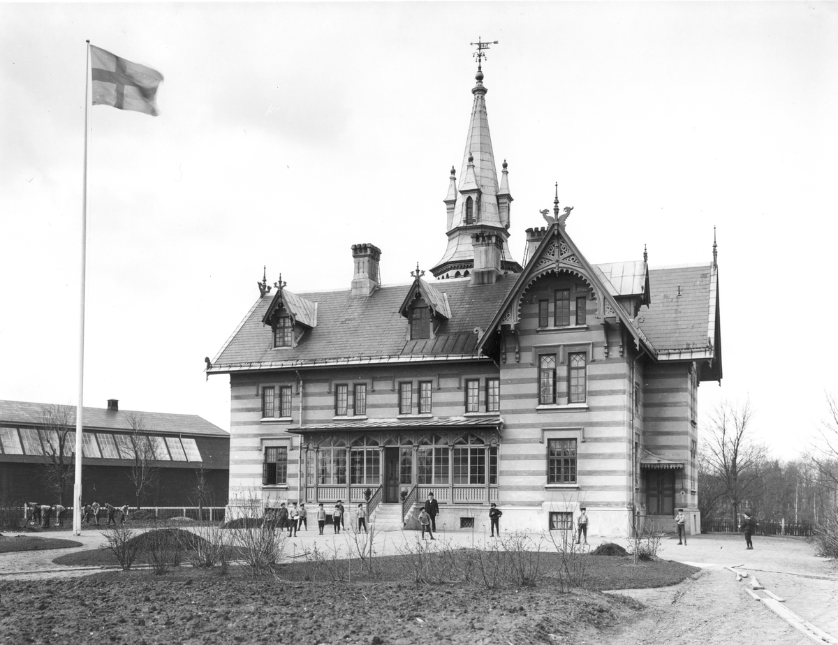Rettigska barnhemmet. Stiftelsen Axel och Lulli Rettigs barnhem, Kungsbäcksvägen 22. Till minne av den avlidna dottern Lulli ställde Robert Rettig och hans hustru Adelaide 1873 en fond, utökad 1881 till minne av den likaledes avlidne sonen Axel, till förfogande för barnhemmets utveckling och underhåll. Det nya barnhemmet, öppet för pojkar, fick då namnet Axel och Lulli Rettigs hem för vanvårdade barn. Upplät stadsfullmäktige Strömsborgsvreten där det Rettigska barnhemmet uppfördes och invigdes 1881. Huset, som ritades av stadsarkitekten E.A. Hedin, uppfördes i två våningar i tegel med torn på taket.