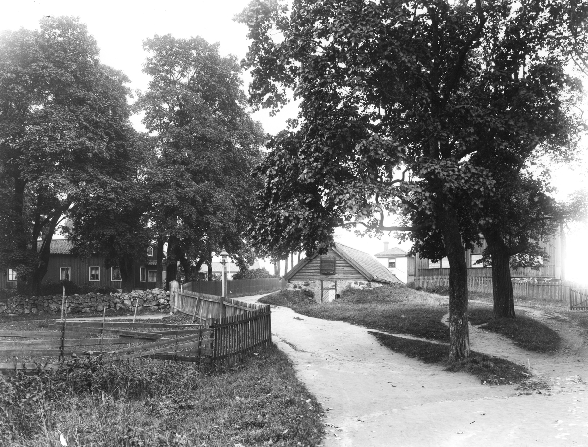 Steneberg från vänster herrgården, jordkällare och ladan. Skeppsredaren Erik Brodin donerade 1917 medel för att en lekplats och en folkpark skulle kunna anläggas i Stenebergsområdet. Arkitekt Lars Israel Wahlman ritade parken och det järnstaket som omgav området. Parken öppnades midsommarafton 1925.