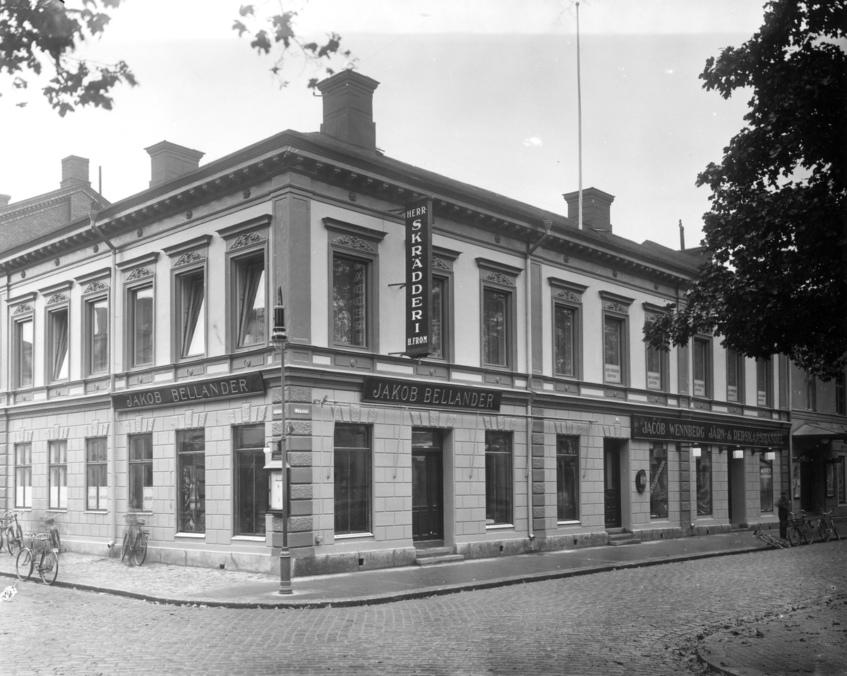 H. From Skräddare, Jacob Wennberg Järn-och Redskapshandel och Jacob Bellander Manufaktur. Hörnet av Hattmakargatan och Nygatan, före 1911

