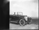 Här är den hyrbil som familjen Brundin hade i Lingbo, bilen hyrdes av en man som hette Anger som sitter vid ratten. Bilen en Durant 1923, amerikansk bil.