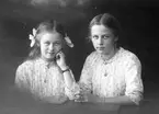 Systrarna Gunhild, gift Berglund, född 1904 i Gävle död i Ludvika 1989. Tyra, gift Söderblom, född 1907 i Gävle död 1981.