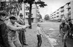 Tältresning på södra Centralgatan Gävle. Jubileumsfirande. Personerna är från vänster till höger är: okänd, Lars Jöving, Torsten Norling, Johan Enström, David Landberg, okänd.