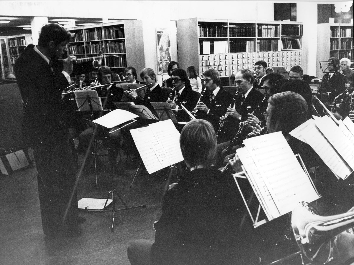 Orkester spelar på Stadsbiblioteket i Gävle.