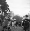 Folkkdansare i skogen. 1940