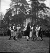 Folkkdansare i skogen. 1940