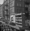 Barnens Dag-firande vid Gevaliapalatset, hörnet Nygatan / Norra Kungsgatan, 1945.
