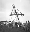 Midsommarstångsresning med dans i kolonin och stadsträdgården.
1947