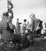 Midsommarstångsresning med dans i kolonin och stadsträdgården.
1947