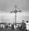 Midsommarstångsresning med dans i kolonin och stadsträdgården.
1947