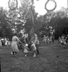 Midsommarstångsresning med dans i kolonin och stadsträdgården.
1947
