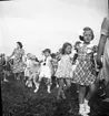 Midsommarstångsresning med dans i kolonin och stadsträdgården.
1947