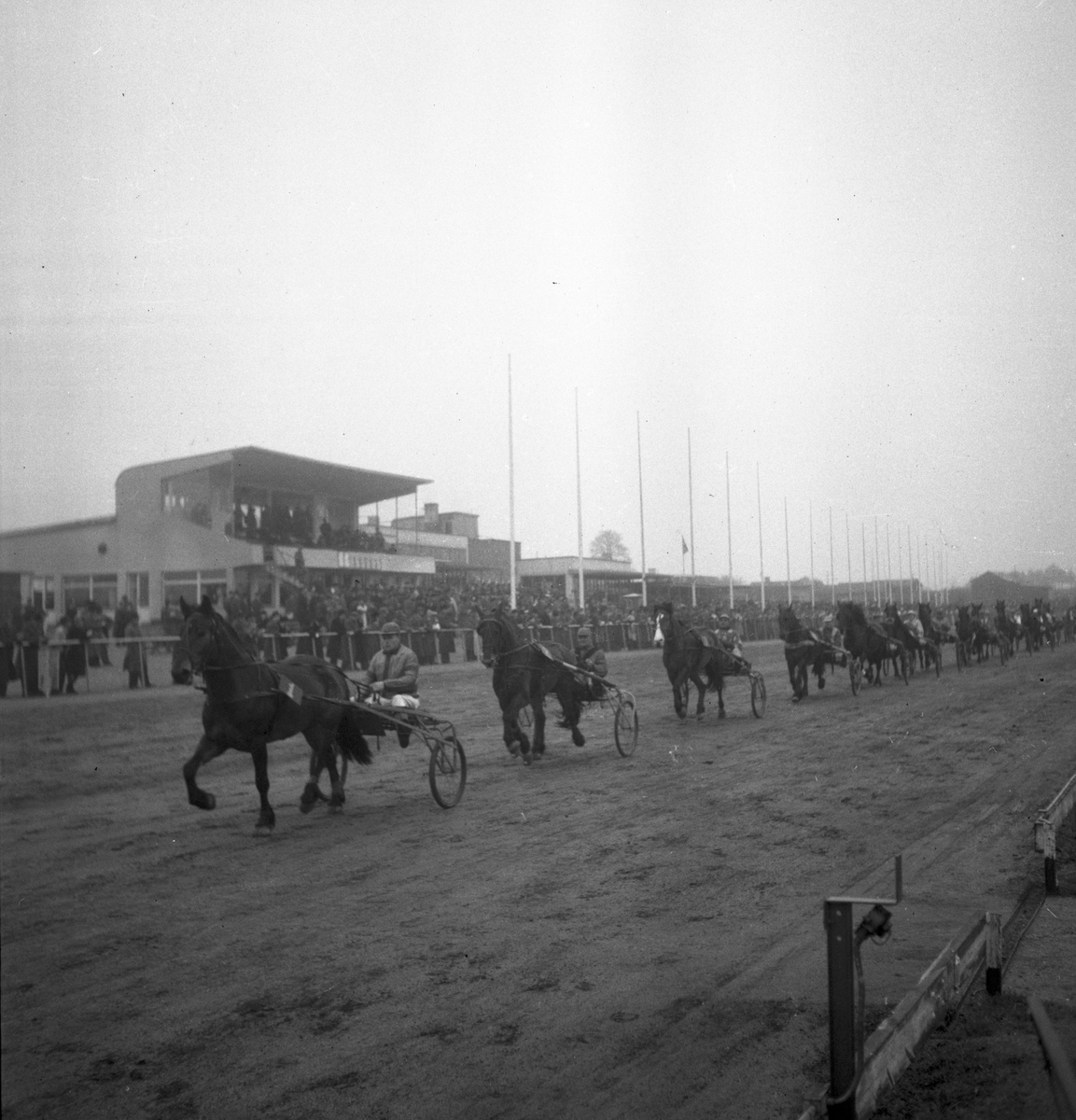 "Bank".
Travet den 1/5-1946