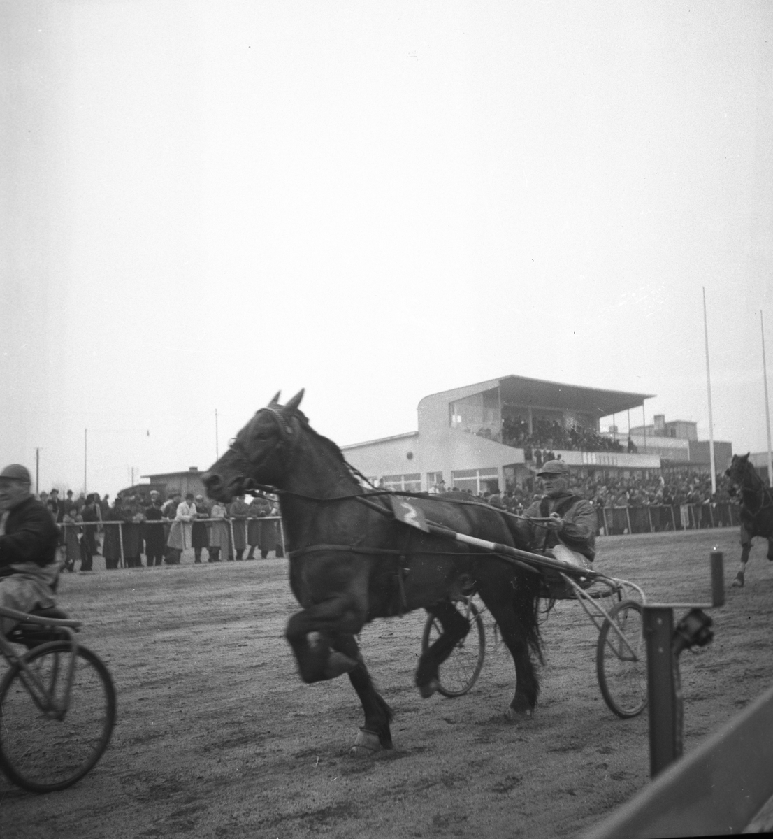 "Bank". Travet den 1/5-1946