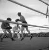 Ollie Tandberg på utställningen. 1946