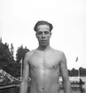 Simmare P.O. Östrand. Hofors AIF. 1946

Per-Olof Östrand föddes i Hofors, Gästrikland 13 juni 1930.
Han var en svensk simmare och deltog i tre olympiska sommarspel
1948-1952. Han fick brons (400 m frisim) i Helsingfors 1952.
Han ingick också i lag och kom på fjärde plats 4X 200 m, i spelen
1948-1952.