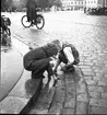 Rådhustorget med taxikuren och pojkarna sitter i hörnet av Norra Kungsgatan/Kyrkogatan mitt emot Rådhuset. Taget före 1940 för då flyttades taxikuren till busstorget.