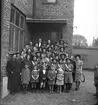 Hospits i Gävle.

Delar av Gävle flickscoutkår, ett foto från början av 1940-talet.
Bilden tagen i sammanband med Rakel Ljunghols realexamen.
Hennes föräldrar var officerare på Frälsningsarméns Hospits i Gävle.
Bilden är tagen på bakgården till Hospits.

Information från: (Gävle-kårens historia i bild och text)