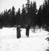 En man och en kvinna i snön.
